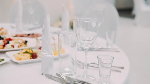 Lunettes et assiettes avec appareils électroménagers et serviettes se tiennent sur une table dans un restaurant close-up 