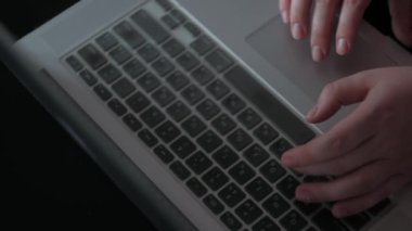 İş adamı elleri dizüstü bilgisayar klavyesinde 4K Hands dokunarak bulut veri ağı sosyal medya, tablet bilgisayarda çalışan iş kadını, klavye 4K üzerinde insan eli uzatıyor