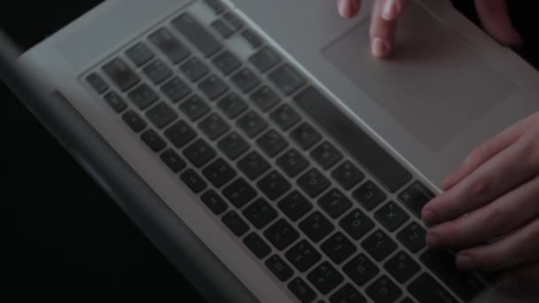 ノートパソコンのキーボードビジネスにおけるビジネスマンの手のタイプ Hands Touch Typing Pointing Cloud Dataソーシャルネットワークメディア タブレットコンピュータで働くビジネスマンの女性 キーボードの極端なクローズアップ人間の手4K — ストック動画