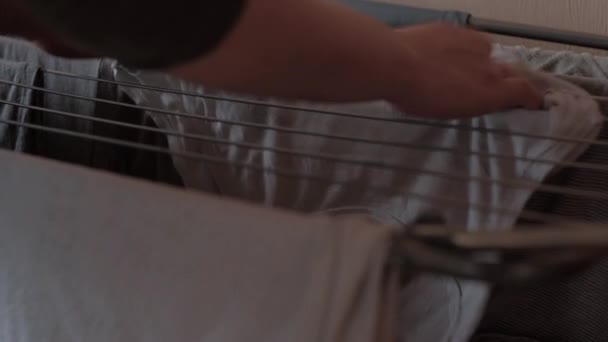 Κρεμάστε Ρούχα Στο Στεγνωτήριο Πλένω Σπίτι Ρούχα Έτοιμα Στεγνώσουν — Αρχείο Βίντεο