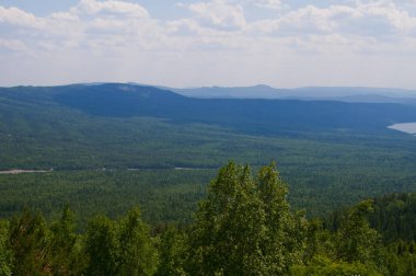 Yazın Ural 'ın engin alanları