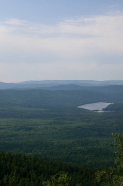 Yazın Ural 'ın engin alanları