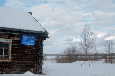 Sibirya 'nın karlı bir tarlasında yalnız bir ev.