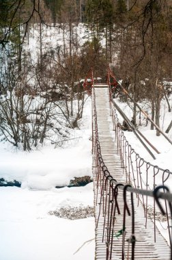 Ölçülen nehir boyunca çapraz köprü