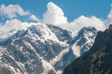 Kafkasların dağ zirveleri bulutlarda