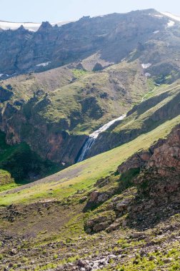Kafkasya 'daki dağ nehri