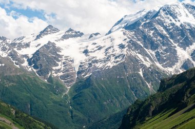 Kafkasların dağ zirveleri bulutlarda