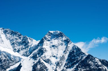 Kafkas dağlarının tepeleri Elbrus 'un yanında