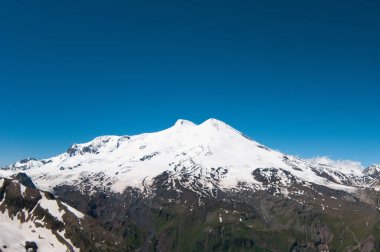 Kafkas dağlarının tepeleri Elbrus 'un yanında