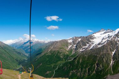 Kafkasların dağ zirveleri yeşillik içinde