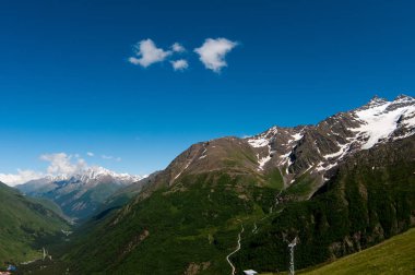 Kafkasların dağ zirveleri yeşillik içinde