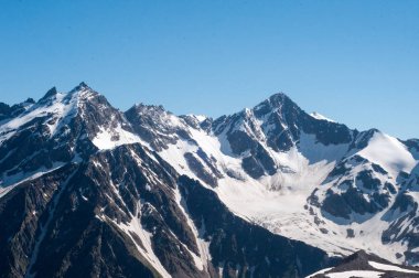 Kafkas dağlarının tepeleri Elbrus 'un yanında
