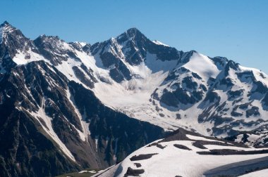 Kafkas dağlarının tepeleri Elbrus 'un yanında