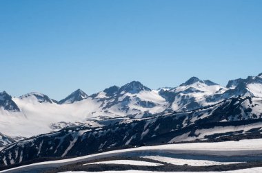 Kafkas dağlarının tepeleri Elbrus 'un yanında