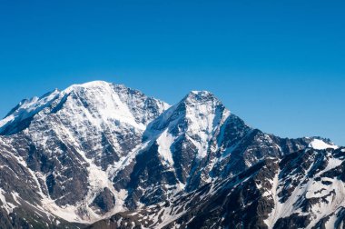 Kafkas dağlarının tepeleri Elbrus 'un yanında