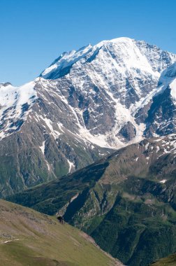 Kafkas dağlarının tepeleri Elbrus 'un yanında