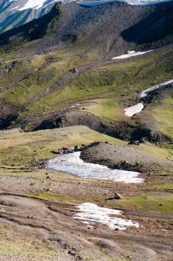Elbrusun eteklerindeki dağ geçidi.