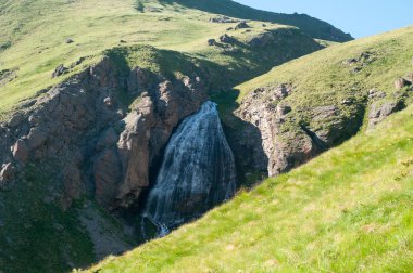 Bakire Slash Şelalesi Elbrusa eteklerinde