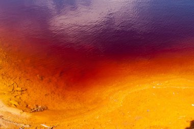 Çamur ocağında çok renkli su