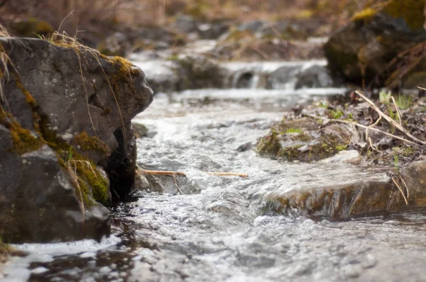 Acqua Che Scorre Verso Basso Base Rocciosa Mini Cascata — Foto Stock