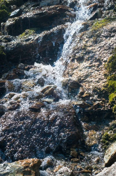 Divertenti Gocce Primaverili Montagna — Foto Stock