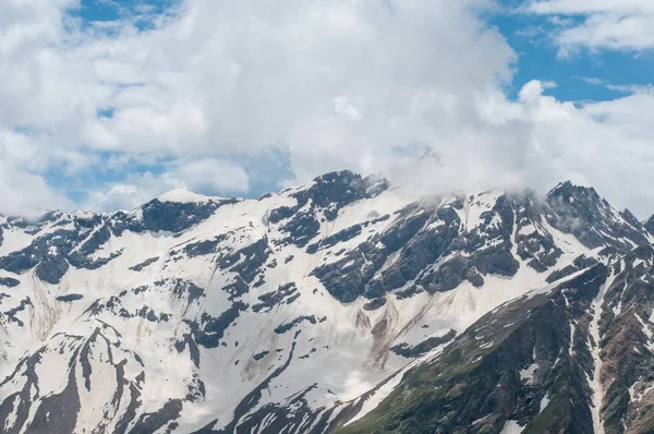 Kaukázus Hegycsúcsai Felhőkben — Stock Fotó