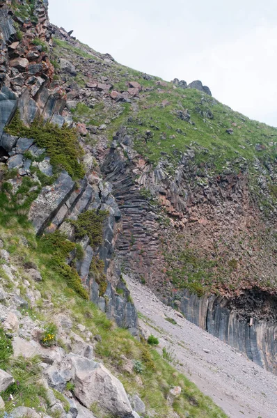 Las Rocas Rugosas Las Montañas Del Cáucaso —  Fotos de Stock