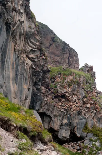 コーカサス山脈の頑丈な岩 — ストック写真