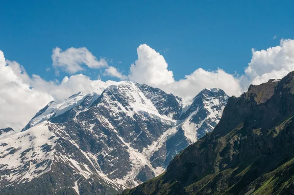Picos Montanha Cáucaso Nuvens — Fotografia de Stock