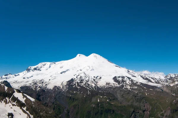 Kafkas Dağlarının Tepeleri Elbrus Yanında — Stok fotoğraf