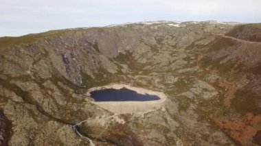 Dağ gölü manzaralı. Serra da Estrela dağ sırası. Dağ rezervuarı