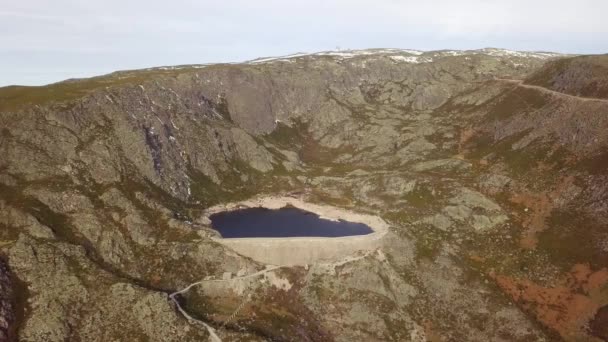 山の湖の上のビュー。セラ・ダ・エストレラ山脈。山貯水池 — ストック動画