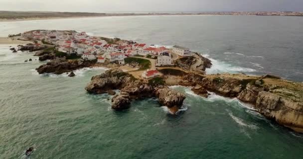 Vista aérea para o oceano e península Peniche Portugal. Vila com casas brancas — Vídeo de Stock