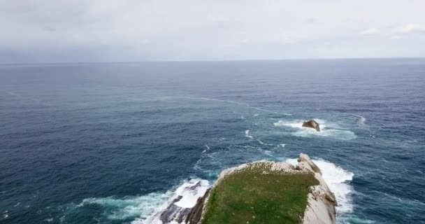 Vista superior de la isla en medio del océano. Isla desierta bañada por agua azul — Vídeo de stock