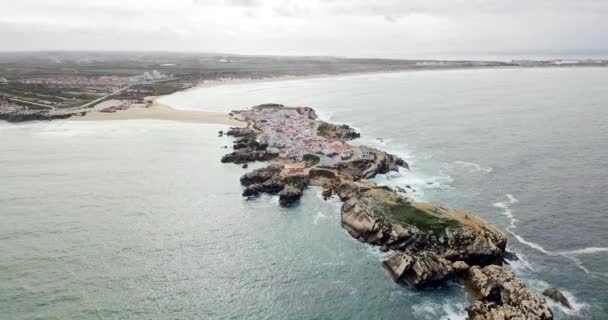 Uitzicht van drone tot schiereiland Peniche Portugal. Surf dorp met witte huizen — Stockvideo