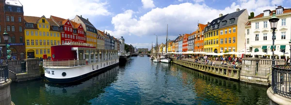 Красочная панорама гавани Нихавн в Копенгагене — стоковое фото