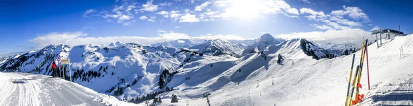冬の青い空スイスアルプス山脈の前のスキー場 ストックフォト