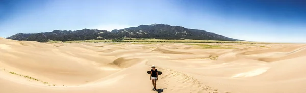 Молоді жінки з пісковиком у національному парку великих піщаних дюн — стокове фото