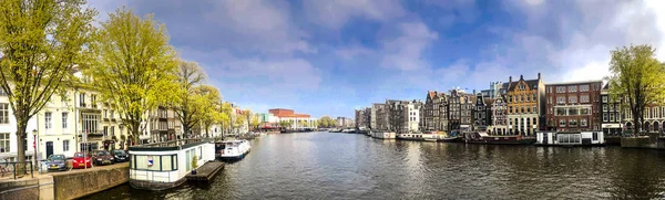 Amsterdamský průplav panorama na jaře za slunečného dne — Stock fotografie