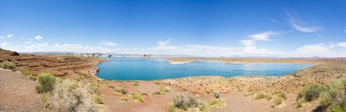 Yazın Powell Gölü 'nün panoramik resmi