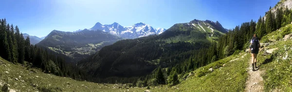 Женщина, идущая по тропе в швейцарских Альпах в interlaken, панорама — стоковое фото