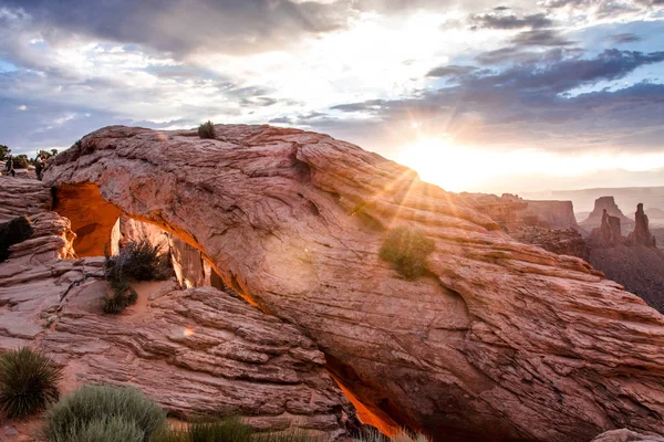 Mesa boog bij zonsopgang met levendige kleuren — Stockfoto