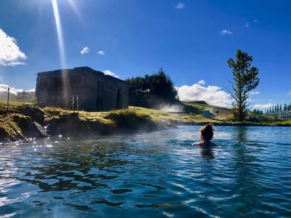 Young Woman Swimming Secret Lagoon Iceland Fludir Sunny Day Blue ロイヤリティフリーのストック写真