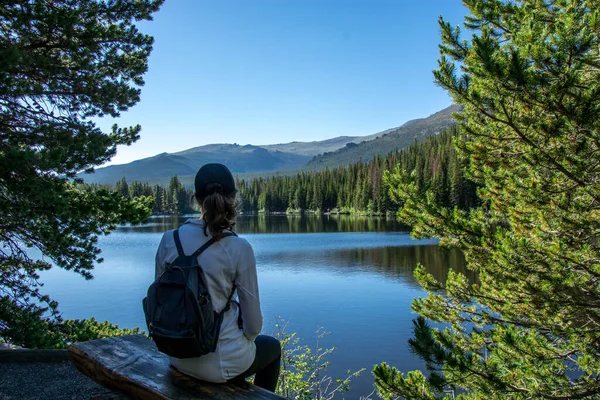 コロラド州ロックマウンテン国立公園で夏にベアレイクに座っていた女性は — ストック写真