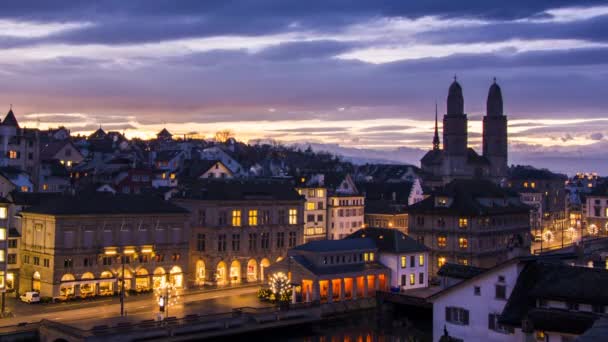 Zeitraffer Sonnenaufgang über der Stadt Zürich Schweiz. Zürcher Innenstadt Orangefarbener Sonnenaufgang über Grossmünster und Niederdorf — Stockvideo