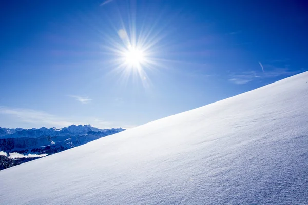 Neve profunda intocada panorama montês suíço contra o céu azul com espaço de cópia — Fotografia de Stock