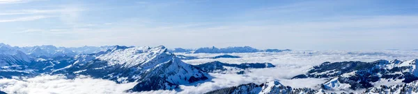 Bela montanha panorama coberto de neve alpes suíços. imagem panorâmica das montanhas nevadas na Suíça, céu azul ensolarado — Fotografia de Stock