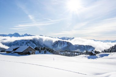Kış harikalar diyarı karları İsviçre dağlarındaki dağ evindeki kayak kulübesini kaplamıştı. Çok güzel.