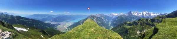 Hiking trail panorama at the summit in the swiss alps in summer / spring — Stock Photo, Image