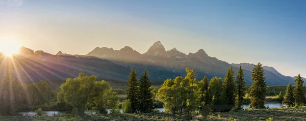 Tramonto sui grandi tetoni nel grande parco nazionale tetonico in estate — Foto Stock